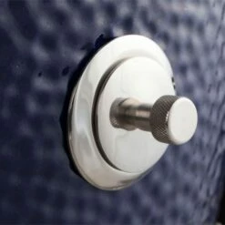 Keramikgrill Saffire 23" Platinum Schwarz Mod. 19 -Kamado Joe Sae Smokin Chip Feeder Port Blue 600x600 6